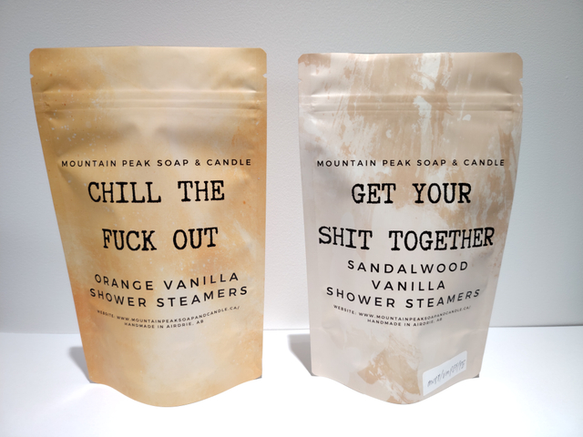 كيس فواكه مصنوع من مسحوق المكسرات والتوابل والأطعمة الجافة مع نافذة على شكل سحاب